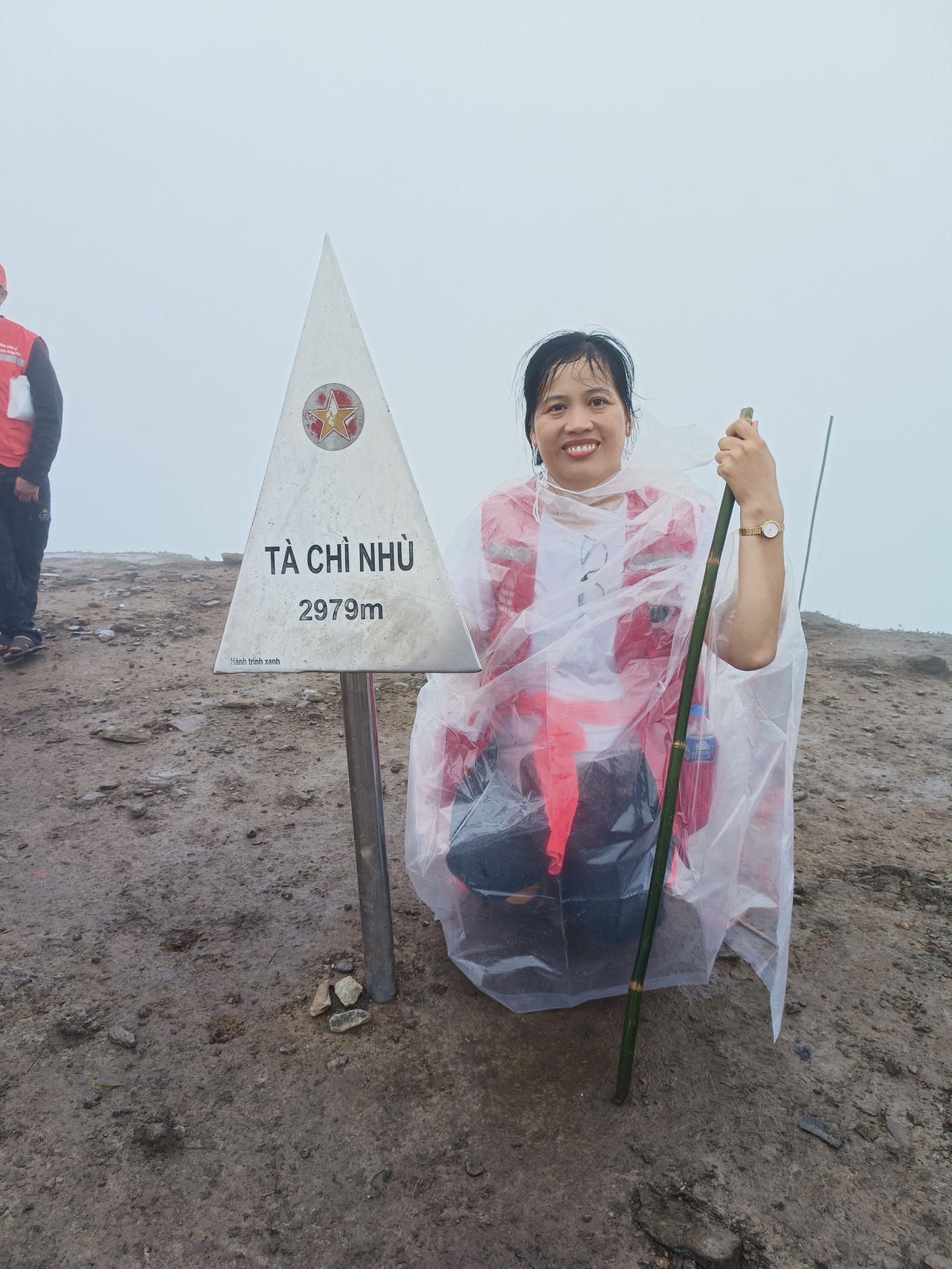 Niềm vui chiến thắng của các nhà báo chinh phục đỉnh Tà Chì Nhù