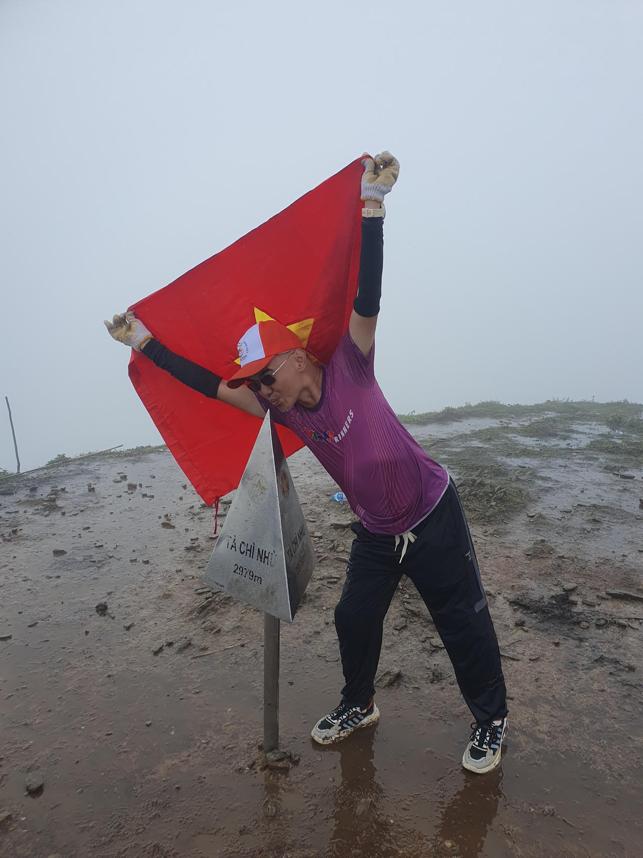 Niềm vui chiến thắng của các nhà báo chinh phục đỉnh Tà Chì Nhù