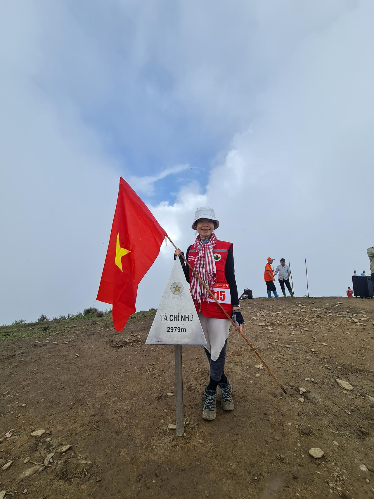 Niềm vui chiến thắng của các nhà báo chinh phục đỉnh Tà Chì Nhù