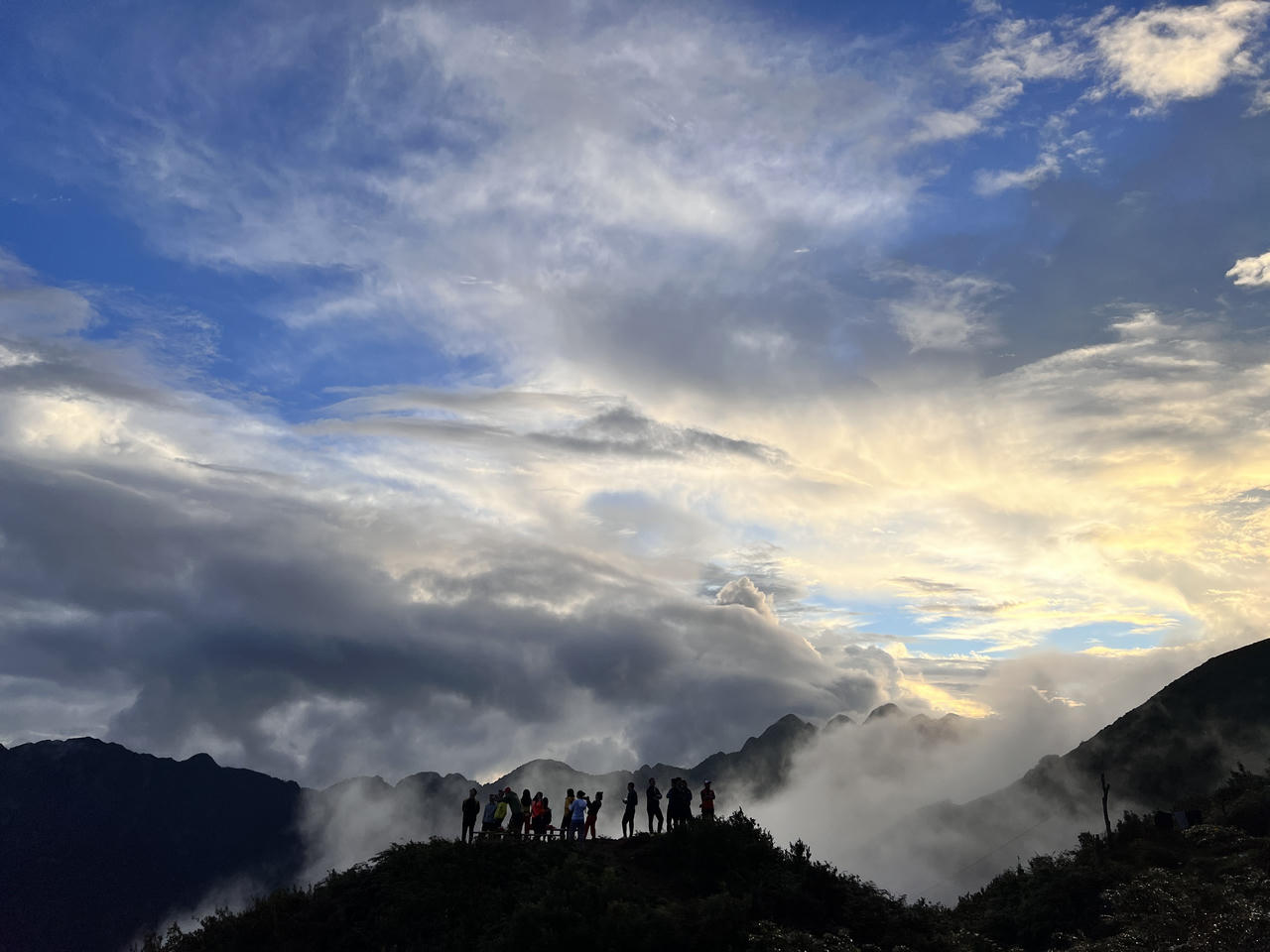 “Bước chân trên mây – chinh phục đỉnh Tà Chì Nhù”: Hành trình của những nhà báo hạnh phúc