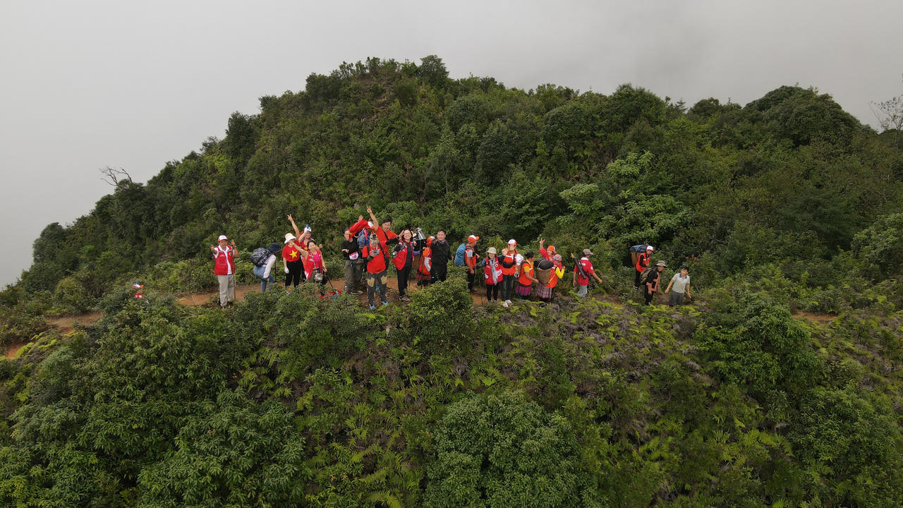 “Bước chân trên mây – chinh phục đỉnh Tà Chì Nhù”: Hành trình của những nhà báo hạnh phúc