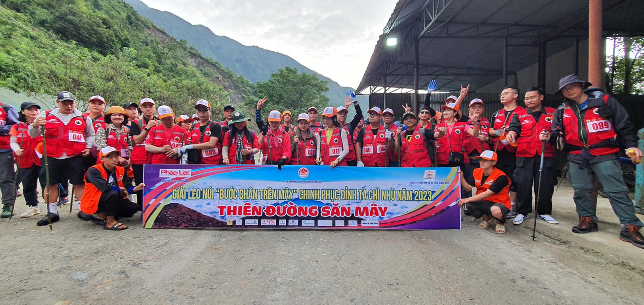 “Bước chân trên mây – chinh phục đỉnh Tà Chì Nhù”: Hành trình của những nhà báo hạnh phúc