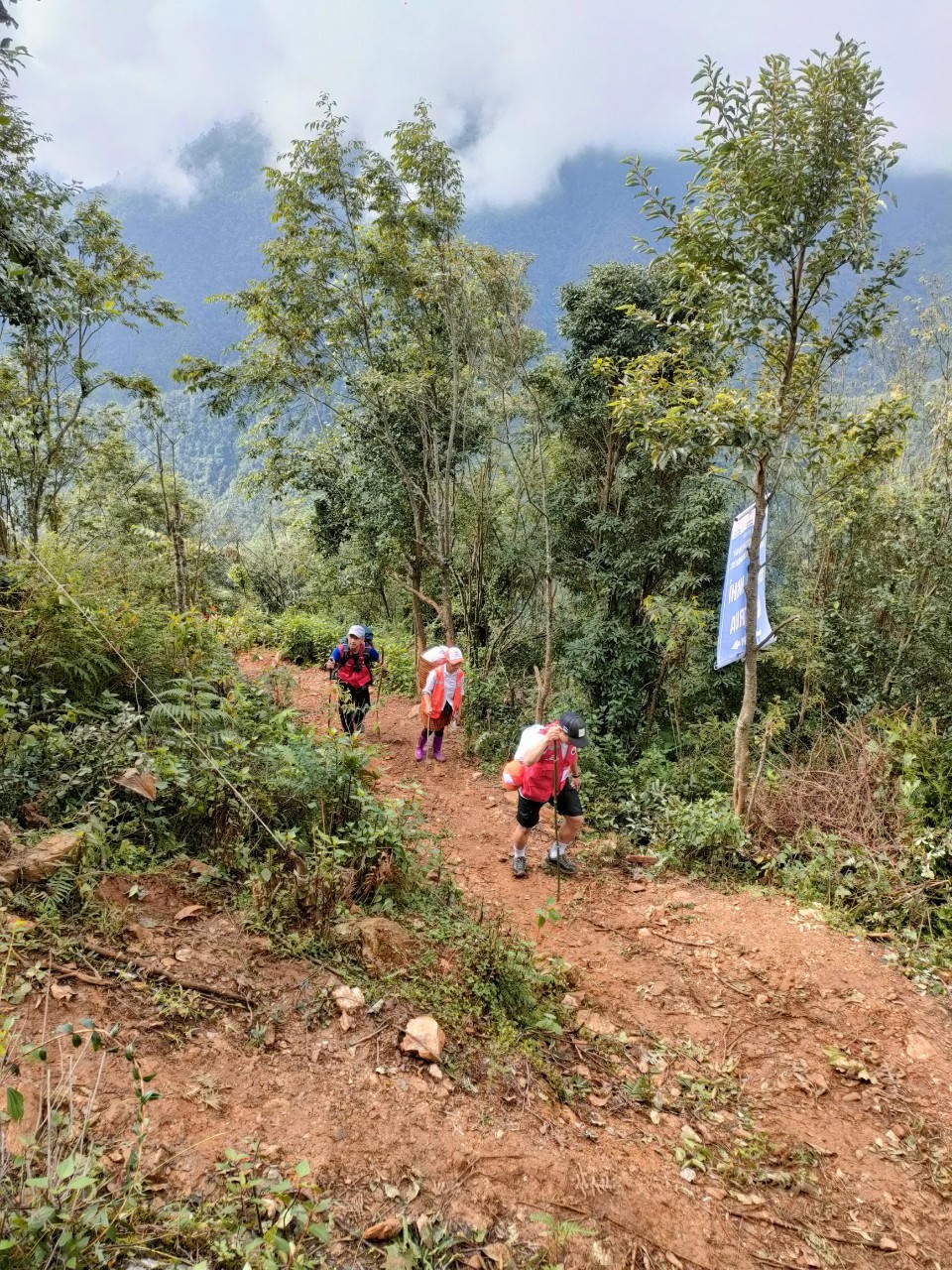 “Bước chân trên mây – chinh phục đỉnh Tà Chì Nhù”: Hành trình của những nhà báo hạnh phúc