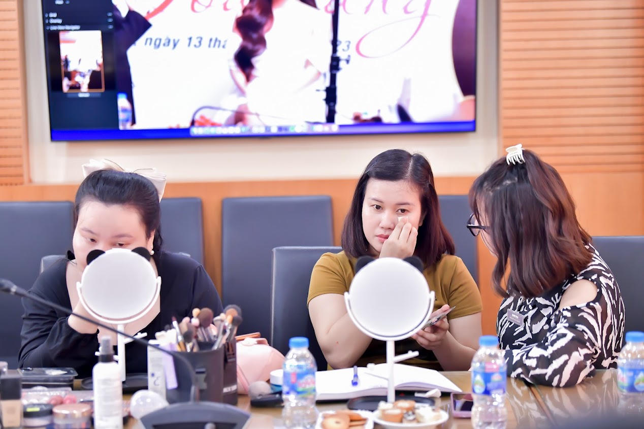 Báo Pháp luật Việt Nam tổ chức khóa học trang điểm cho nữ công đoàn viên