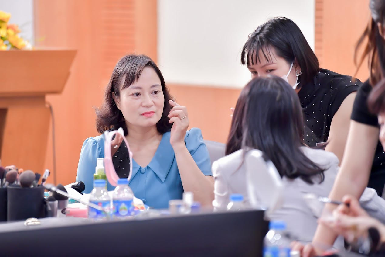 Báo Pháp luật Việt Nam tổ chức khóa học trang điểm cho nữ công đoàn viên