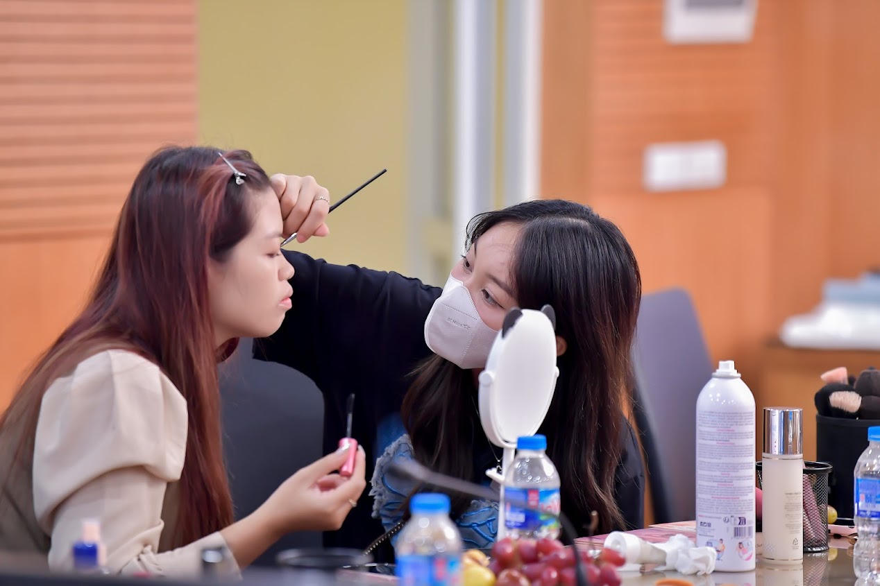 Báo Pháp luật Việt Nam tổ chức khóa học trang điểm cho nữ công đoàn viên