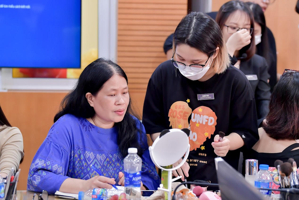 Báo Pháp luật Việt Nam tổ chức khóa học trang điểm cho nữ công đoàn viên