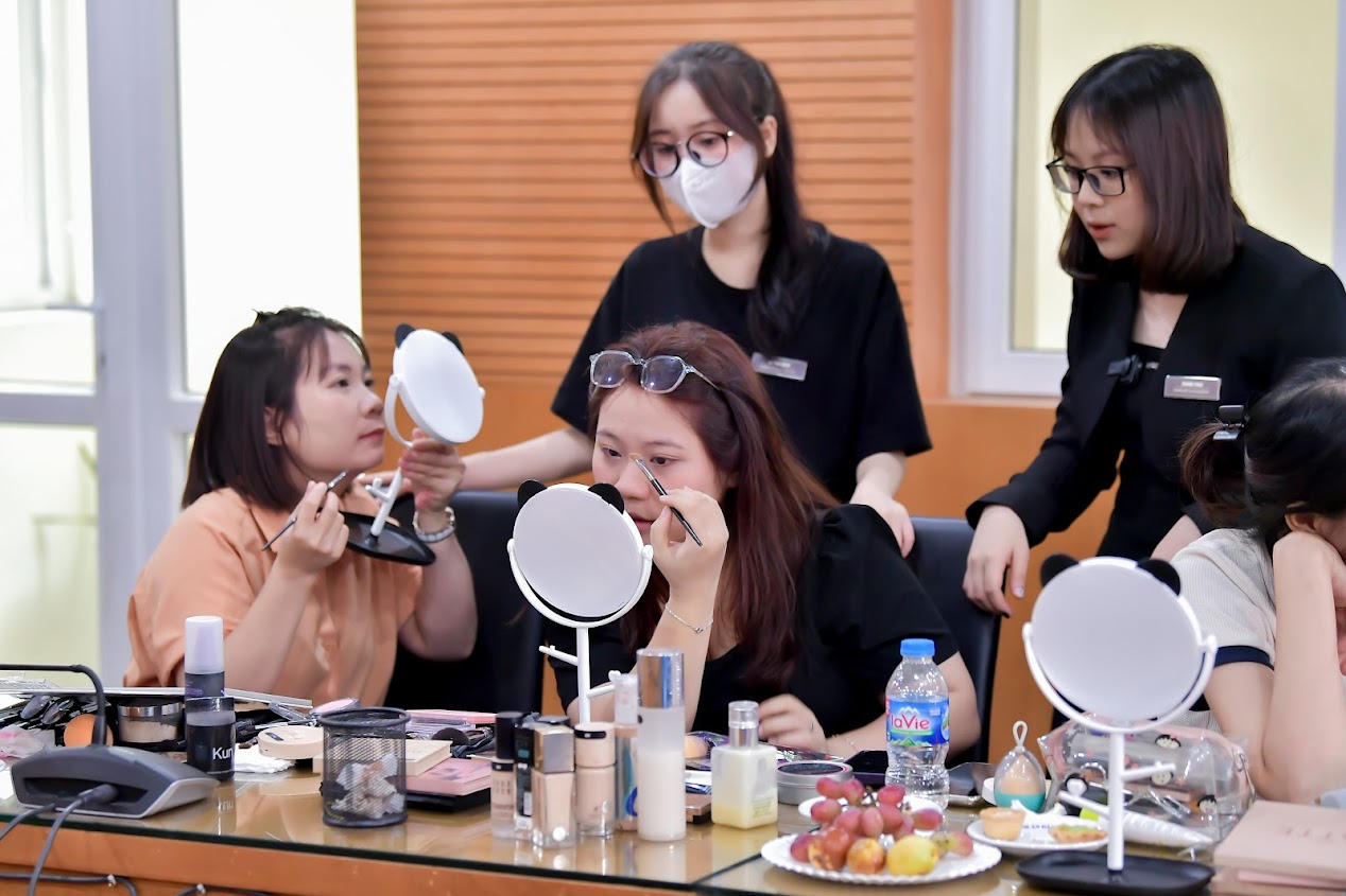 Báo Pháp luật Việt Nam tổ chức khóa học trang điểm cho nữ công đoàn viên