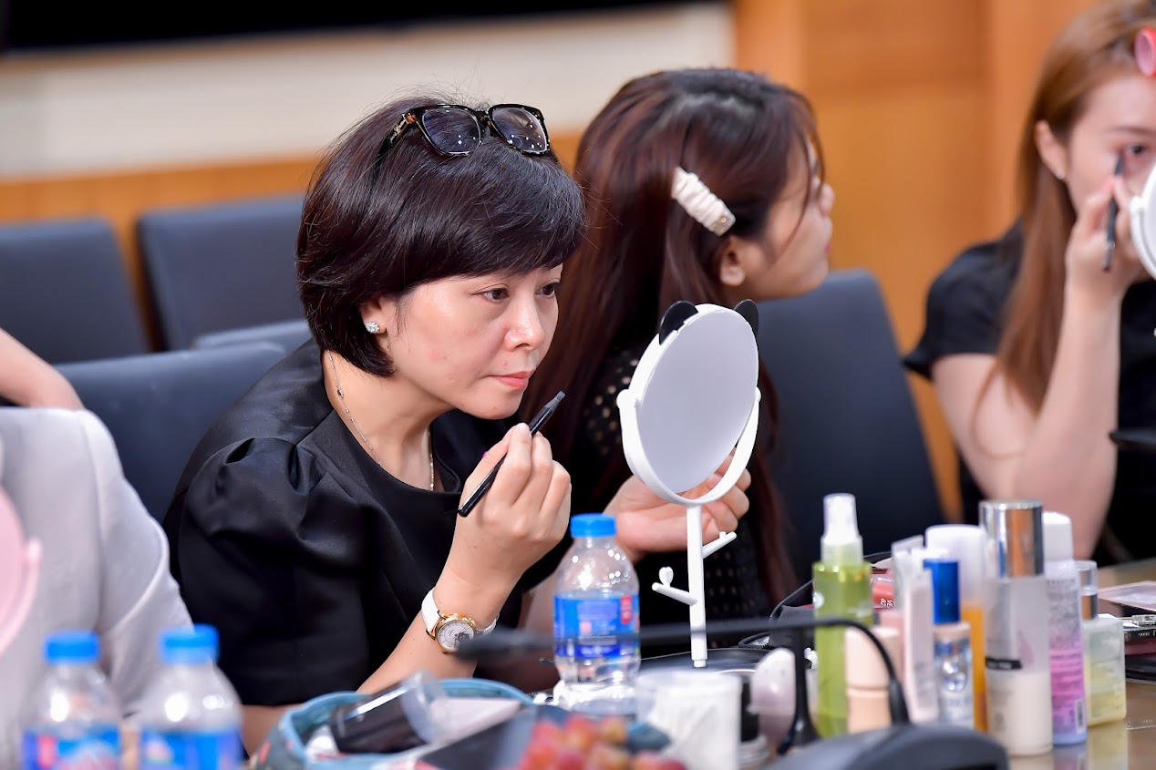 Báo Pháp luật Việt Nam tổ chức khóa học trang điểm cho nữ công đoàn viên