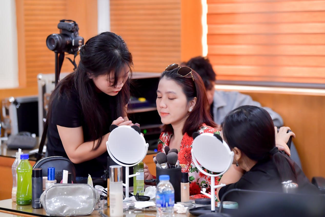 Báo Pháp luật Việt Nam tổ chức khóa học trang điểm cho nữ công đoàn viên