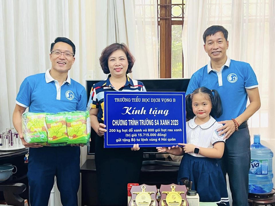 Gần 500 em bé biểu diễn Vũ khúc sân trường "Việt Nam ơi!"