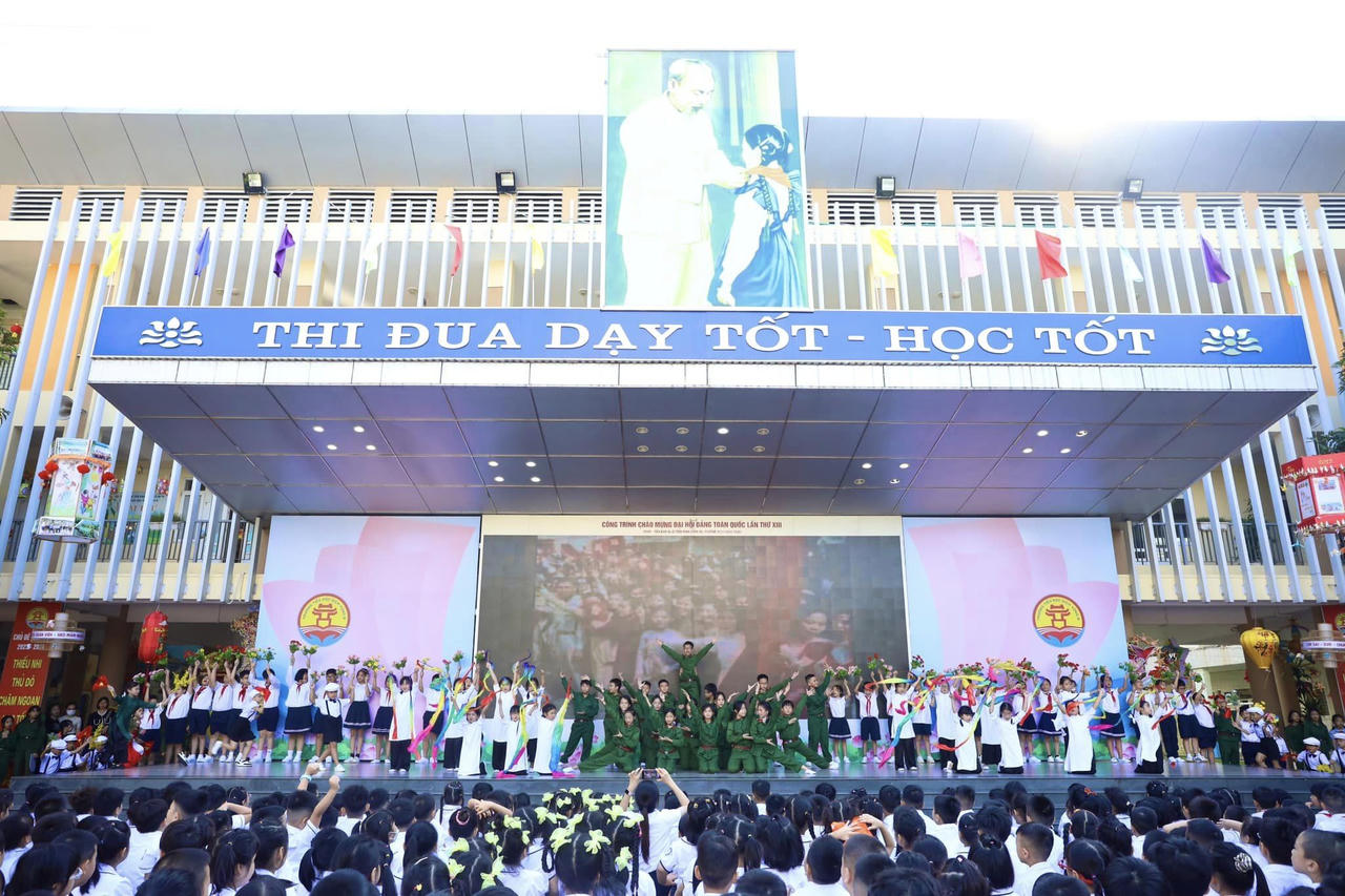 Gần 500 em bé biểu diễn Vũ khúc sân trường "Việt Nam ơi!"