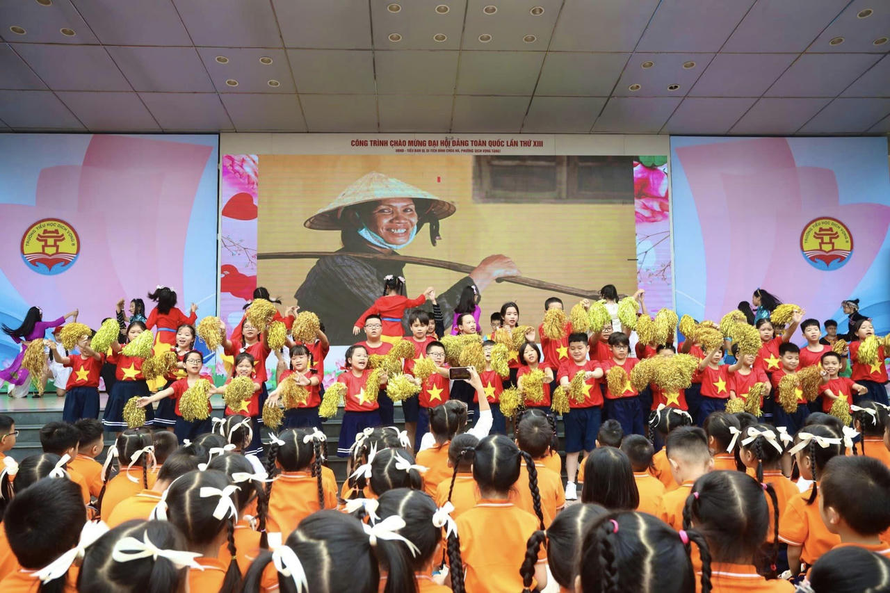 Gần 500 em bé biểu diễn Vũ khúc sân trường "Việt Nam ơi!"