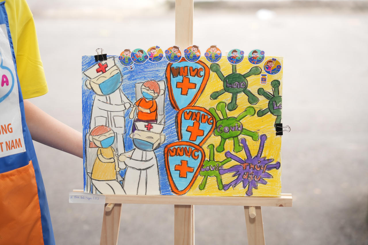 Người anh hùng vắc xin ngộ nghĩnh và ý nghĩa trong mắt trẻ thơ