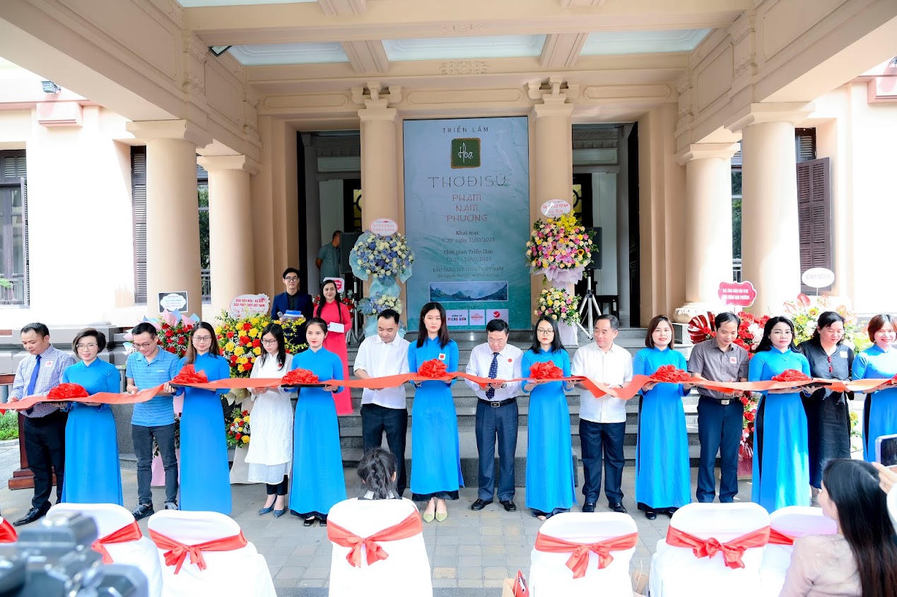 Thiên nhiên và hình ảnh người phụ nữ qua triển lãm "Họa - Thơ đi sứ" của tác giả trẻ Nam Phương