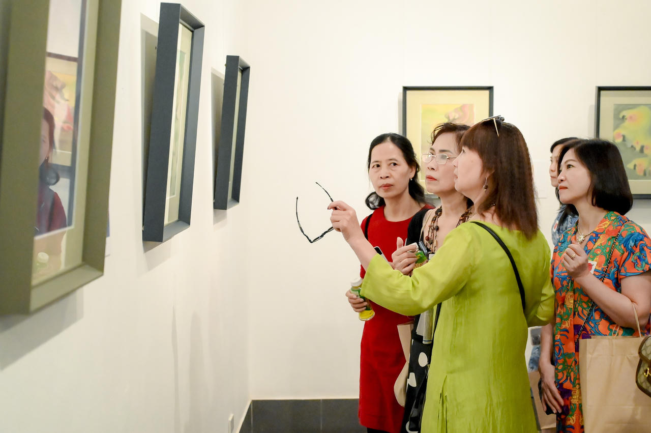 Thiên nhiên và hình ảnh người phụ nữ qua triển lãm "Họa - Thơ đi sứ" của tác giả trẻ Nam Phương