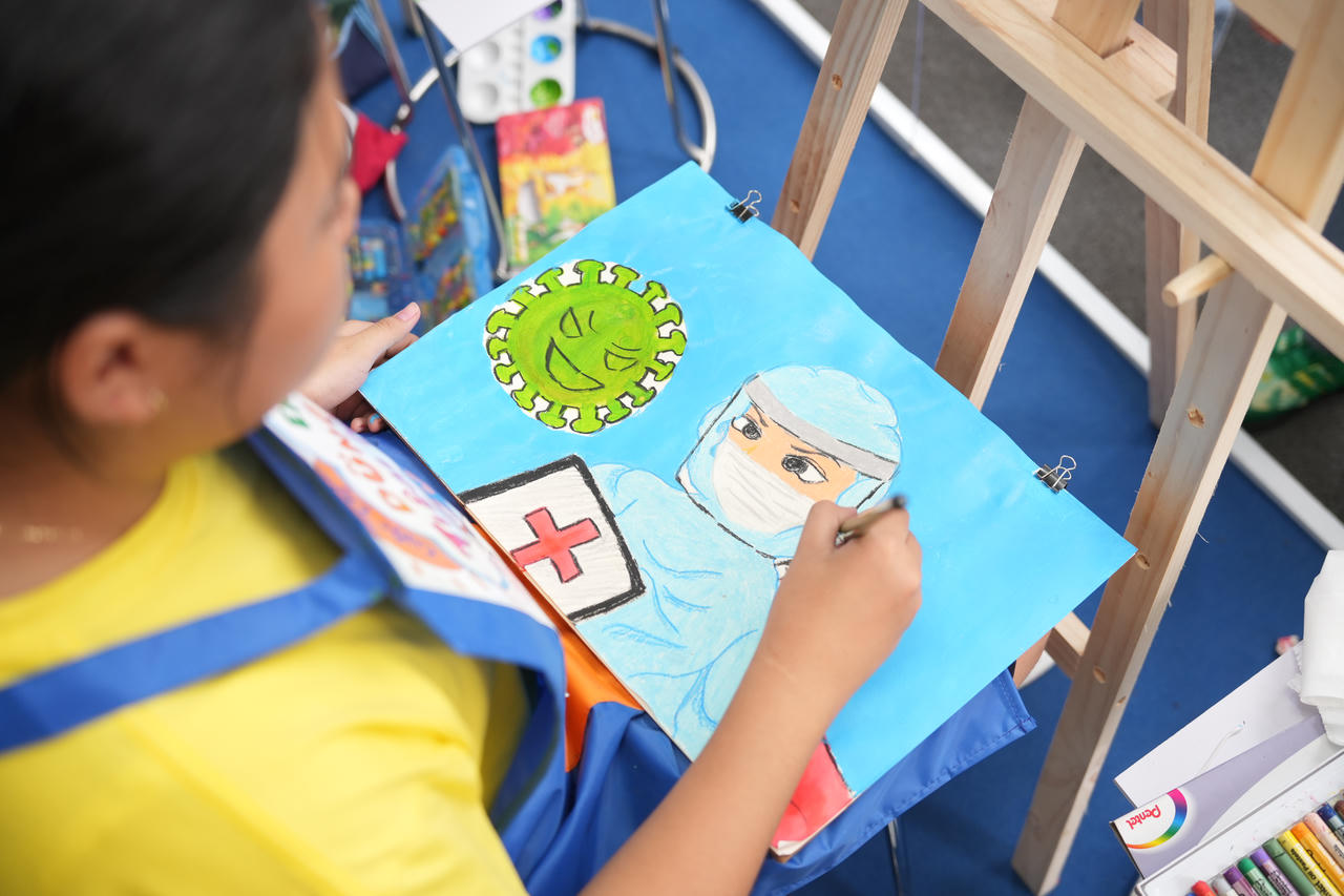 Người anh hùng vắc xin ngộ nghĩnh và ý nghĩa trong mắt trẻ thơ