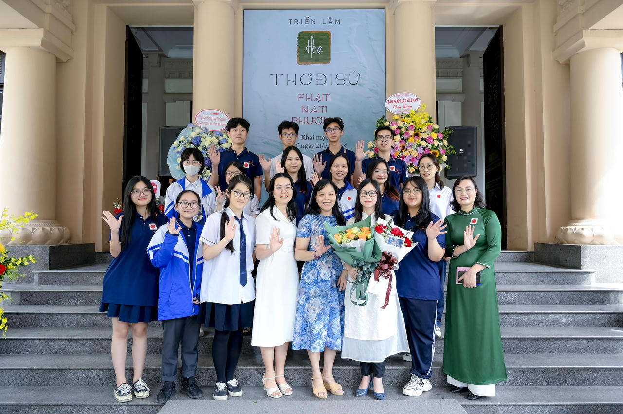 Thiên nhiên và hình ảnh người phụ nữ qua triển lãm "Họa - Thơ đi sứ" của tác giả trẻ Nam Phương