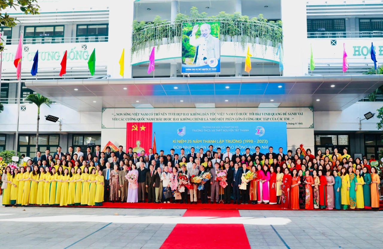  Trường THCS&THPT Nguyễn Tất Thành kỷ niệm 25 năm thành lập và đón nhận Huân chương Lao động hạng Nhì.
