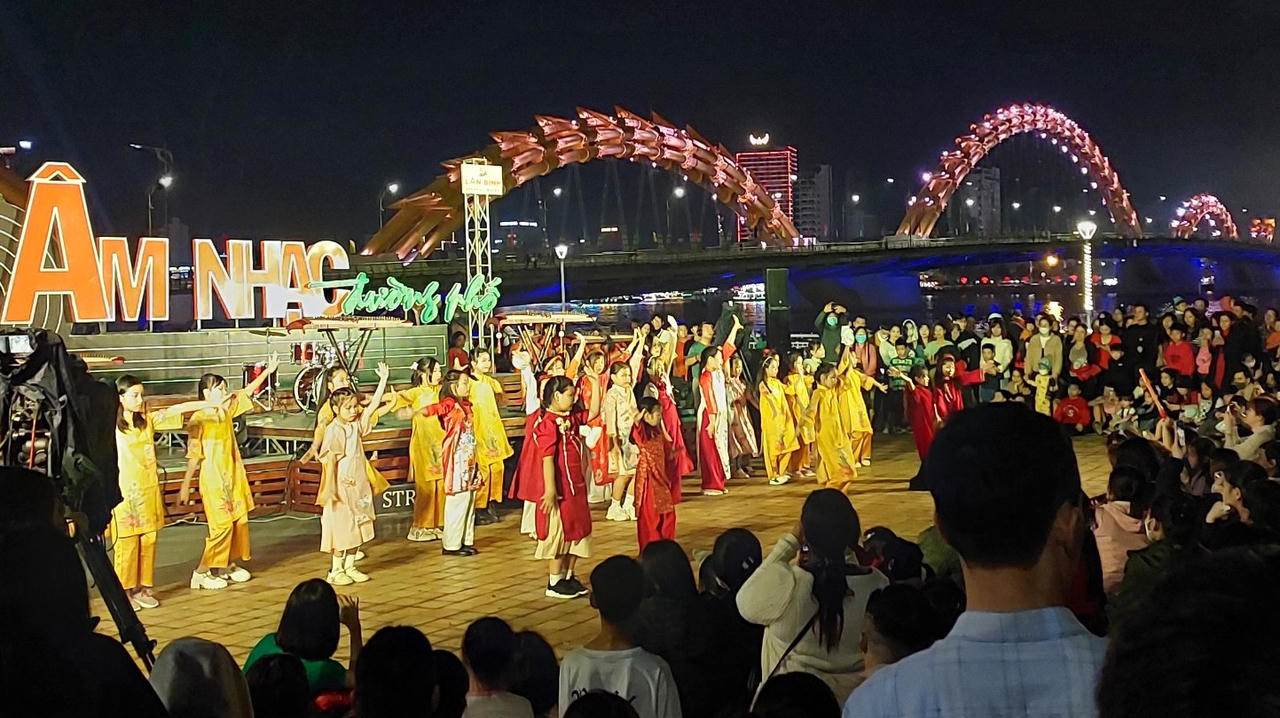 Người dân cả nước tưng bừng chào đón 2024