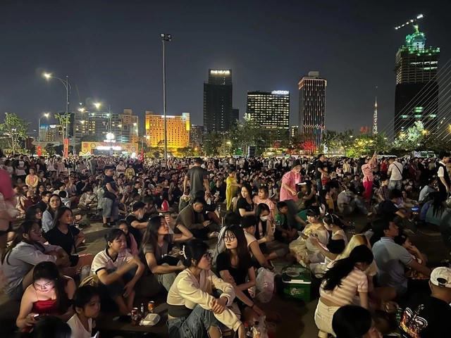 Người dân cả nước tưng bừng chào đón 2024