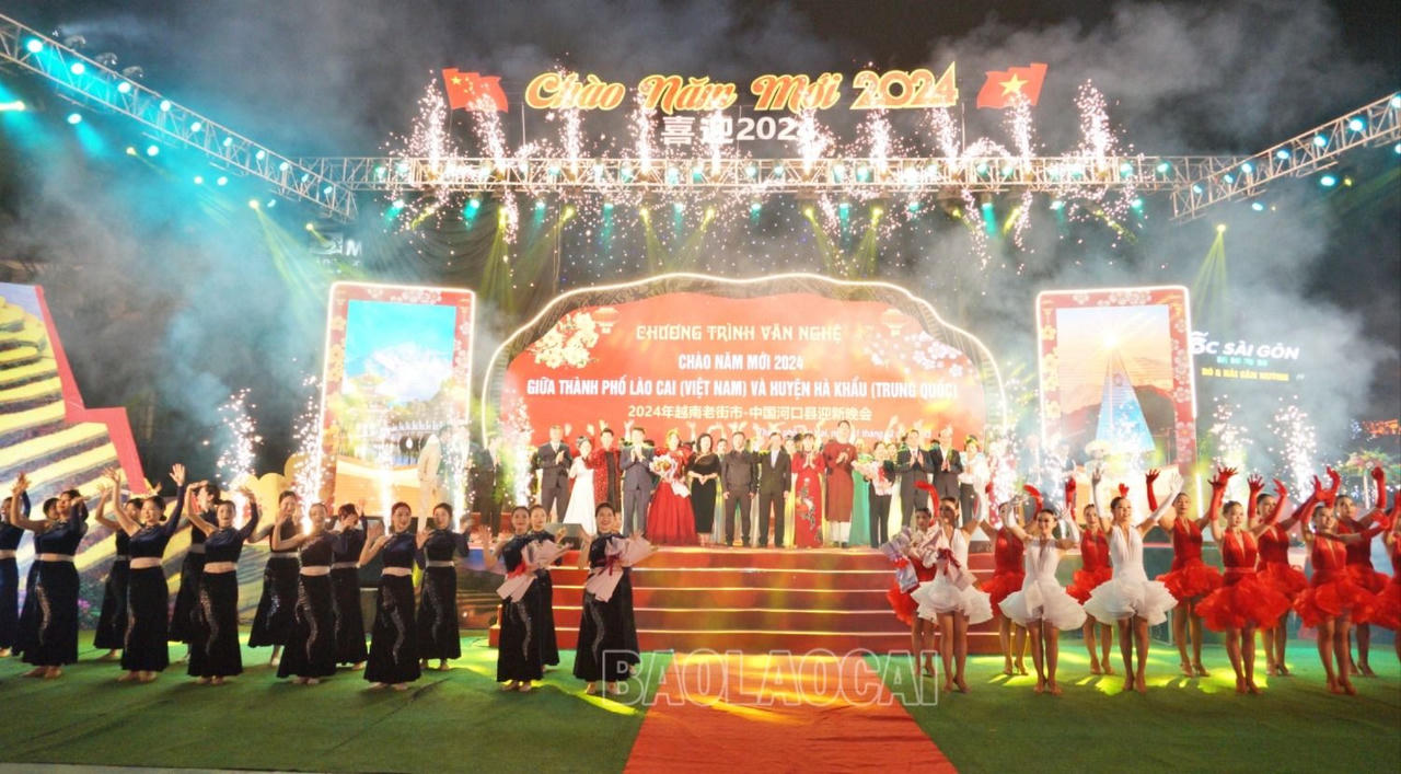 Người dân cả nước tưng bừng chào đón 2024