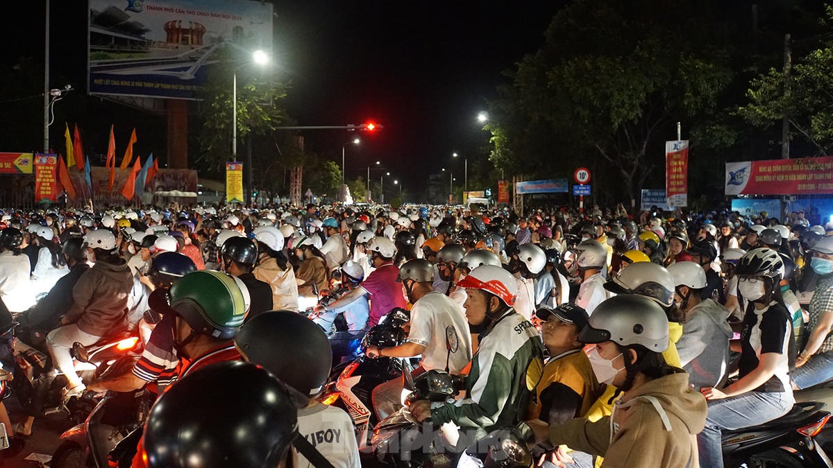 Người dân cả nước tưng bừng chào đón 2024