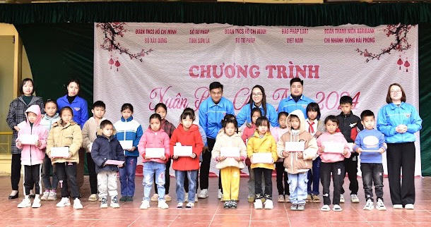 Ấm tình ngày xuân nơi biên giới Sốp Cộp