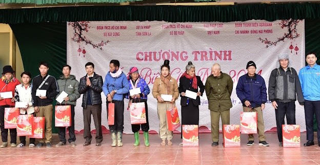 Ấm tình ngày xuân nơi biên giới Sốp Cộp