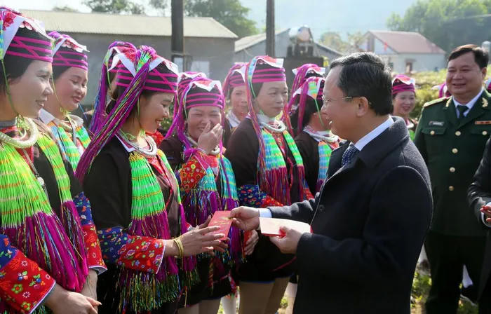 Chủ tịch Quảng Ninh chúc Tết, chơi đánh quay cùng bà con vùng biên giới
