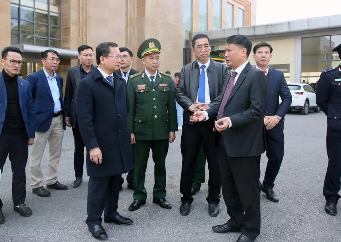 Chủ tịch Quảng Ninh chúc Tết, chơi đánh quay cùng bà con vùng biên giới