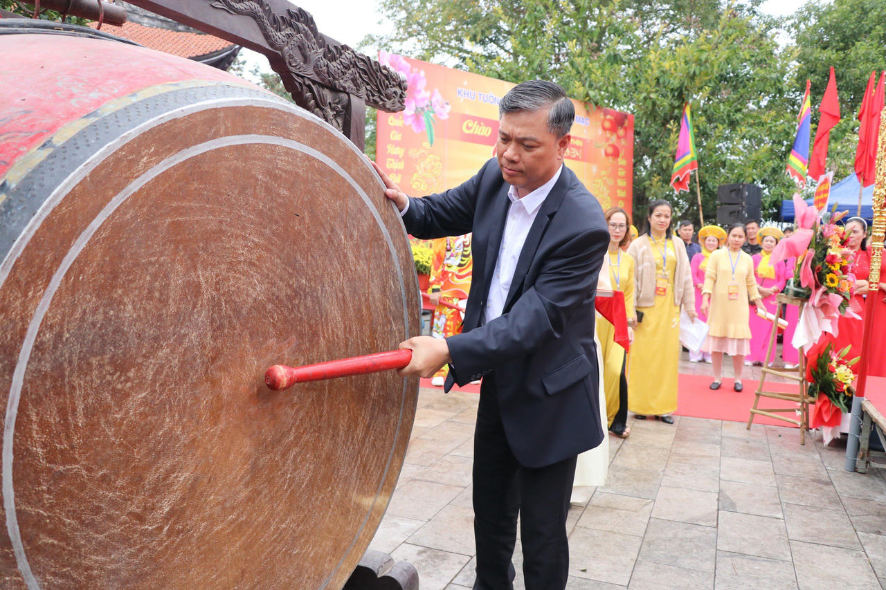 Lễ hội Khai bút đầu Xuân Giáp Thìn tại Khu tưởng niệm Vương triều nhà Mạc, đền thờ Trạng Trình