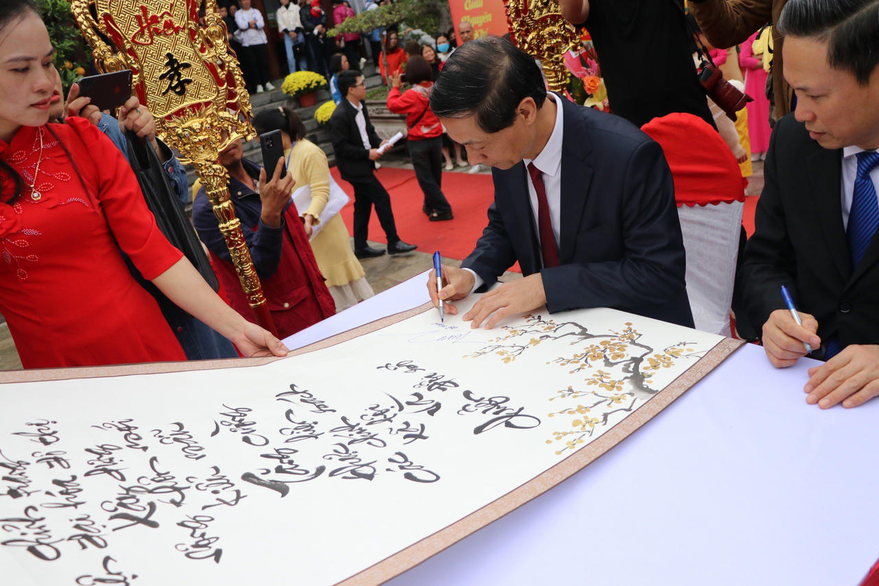 Lễ hội Khai bút đầu Xuân Giáp Thìn tại Khu tưởng niệm Vương triều nhà Mạc, đền thờ Trạng Trình