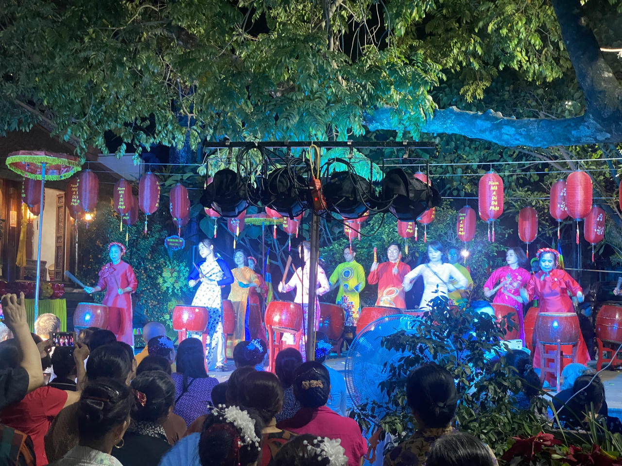 Hàng nghìn người tham dự lễ Giỗ Tổ tại chùa Khai Nguyên