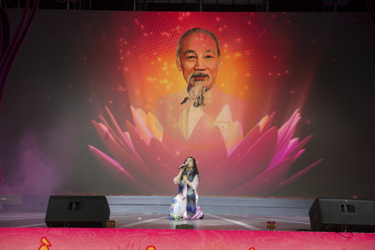 Bài 2: "Ngoại giao cây tre" và hoa sen - Tinh thần đoàn kết, đoàn kết, đại đoàn kết 