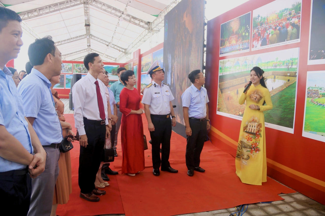 Khai mạc Triển lãm ảnh "Hải Phòng - Bừng sáng miền di sản"