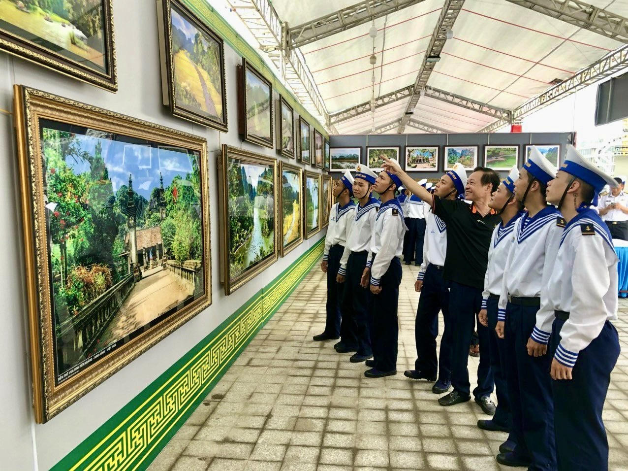 Khai mạc Triển lãm ảnh "Hải Phòng - Bừng sáng miền di sản"