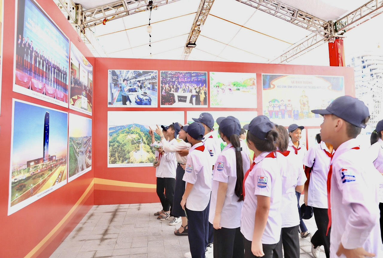 Khai mạc Triển lãm ảnh "Hải Phòng - Bừng sáng miền di sản"