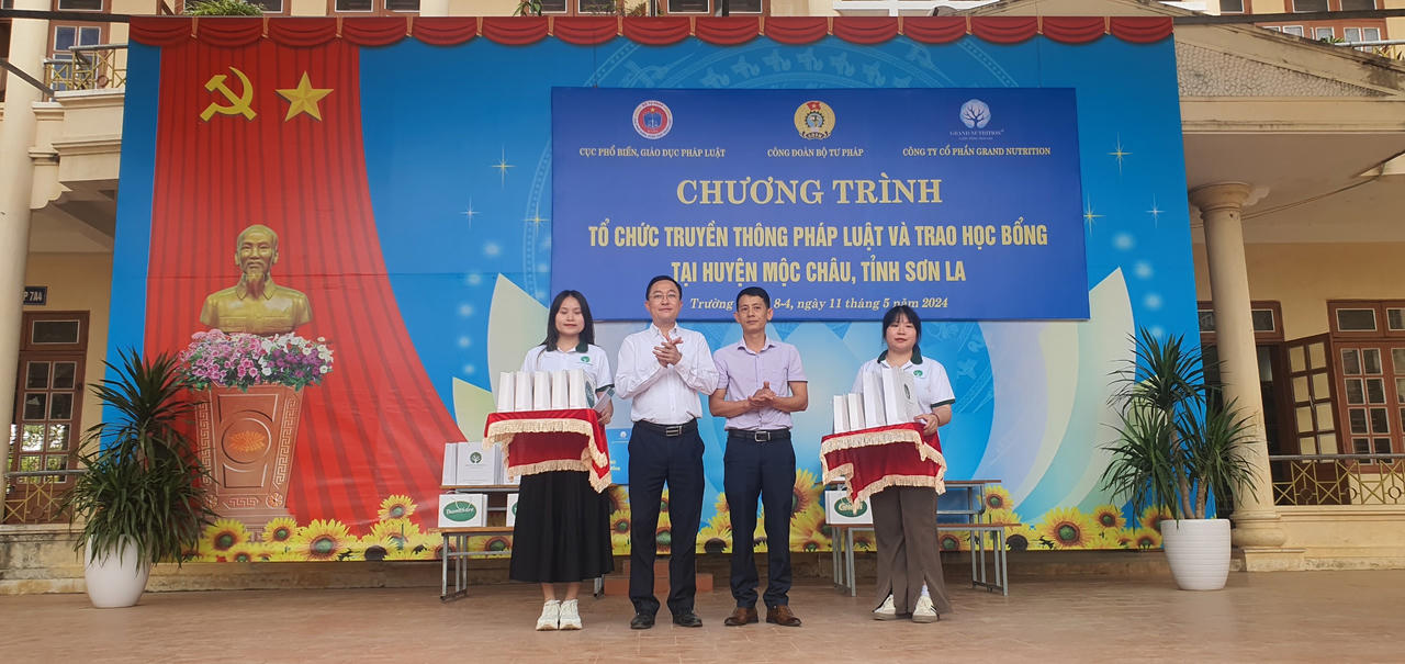  Bộ Tư pháp Tổ chức truyền thông pháp luật và trao học bổng cho học sinh có hoàn cảnh khó khăn tại huyện Mộc Châu