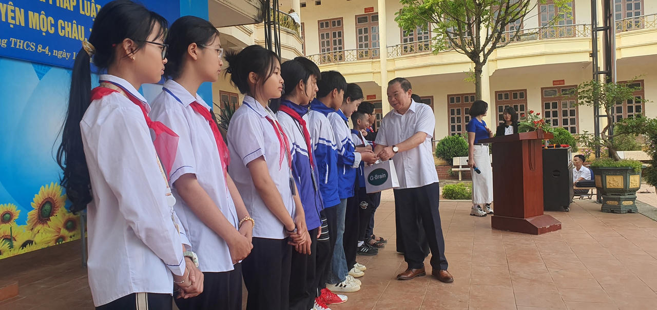  Bộ Tư pháp Tổ chức truyền thông pháp luật và trao học bổng cho học sinh có hoàn cảnh khó khăn tại huyện Mộc Châu