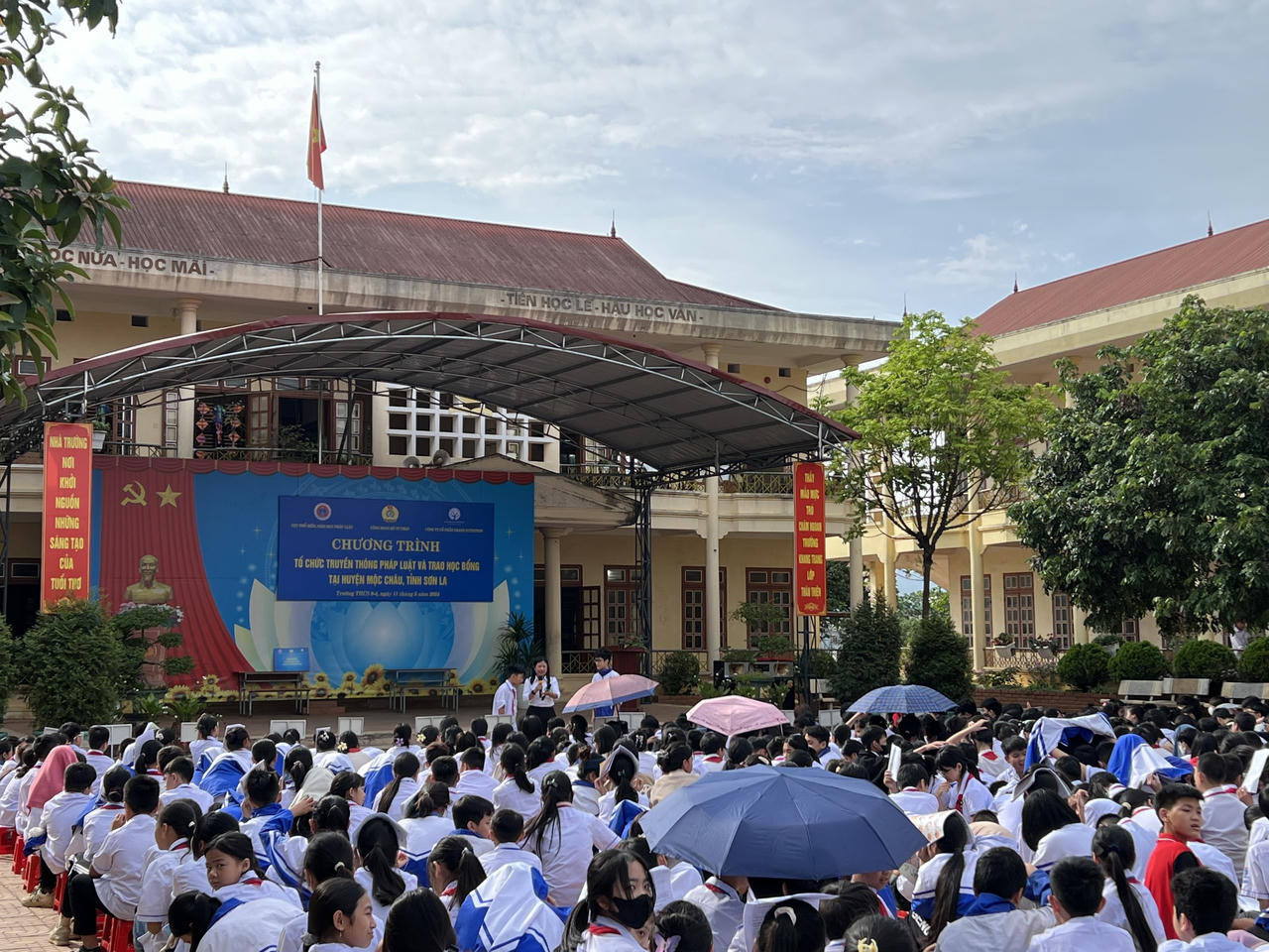  Bộ Tư pháp Tổ chức truyền thông pháp luật và trao học bổng cho học sinh có hoàn cảnh khó khăn tại huyện Mộc Châu