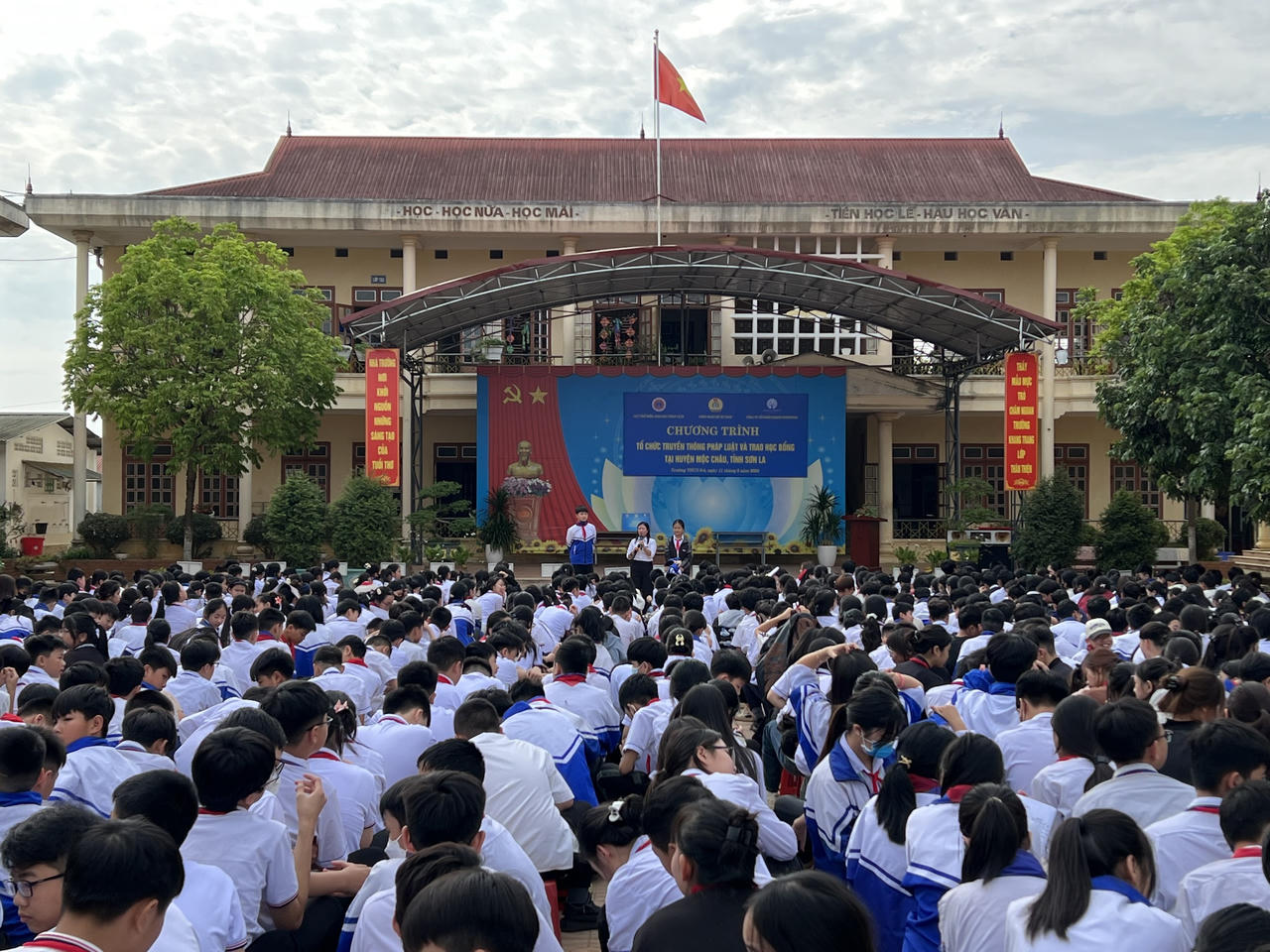  Bộ Tư pháp Tổ chức truyền thông pháp luật và trao học bổng cho học sinh có hoàn cảnh khó khăn tại huyện Mộc Châu