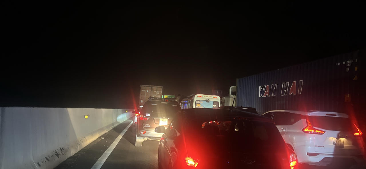 Xe bồn chở xăng dầu bốc cháy dữ dội trên cao tốc Hà Nội - Hải Phòng