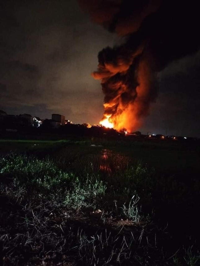 Cháy lớn ở xưởng bao bì 3.000 m2 tại Vĩnh Phúc