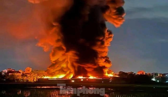 Cháy lớn ở xưởng bao bì 3.000 m2 tại Vĩnh Phúc