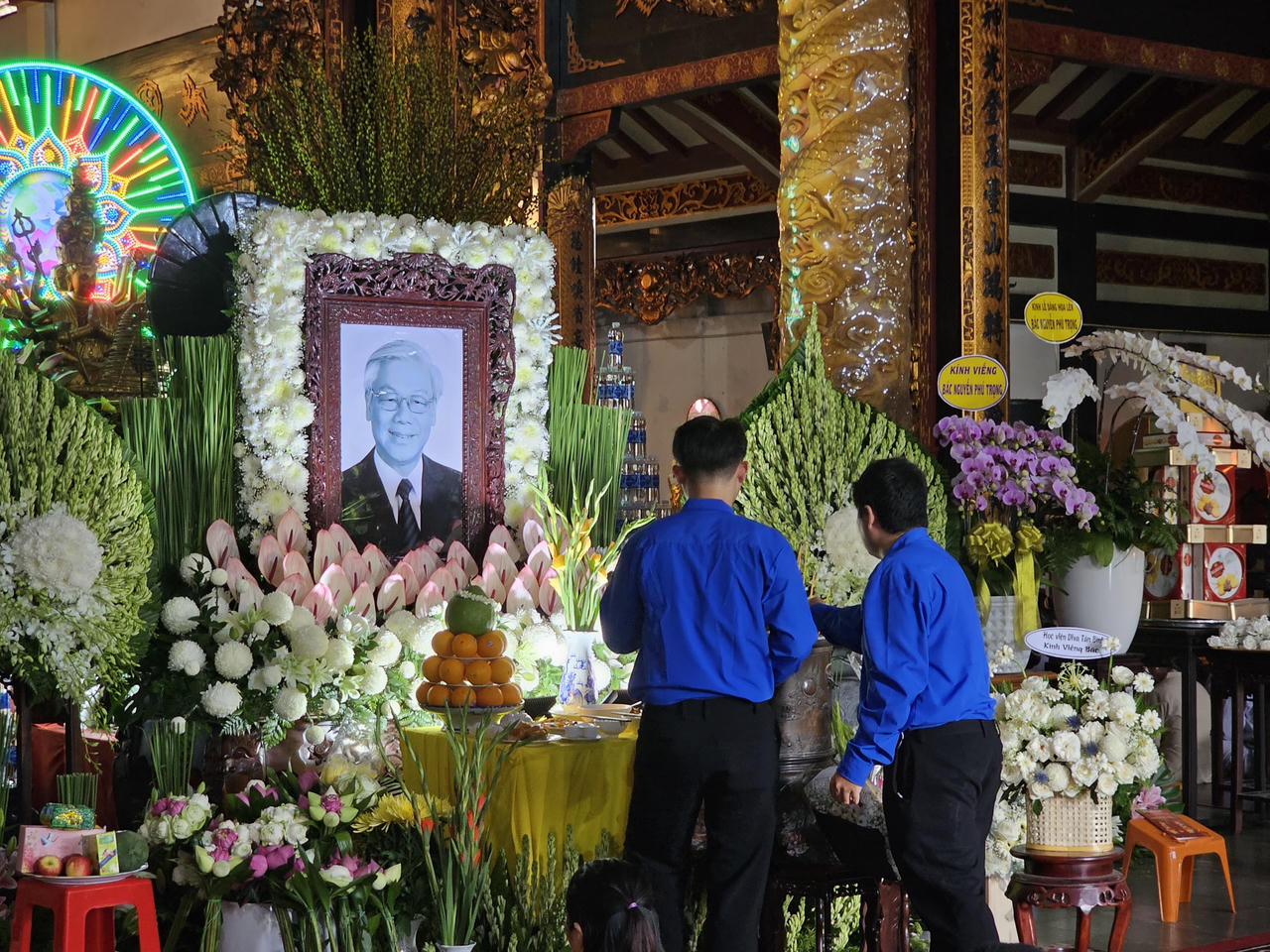 Phật tử trang trọng lập hương án tưởng niệm Tổng Bí thư Nguyễn Phú Trọng