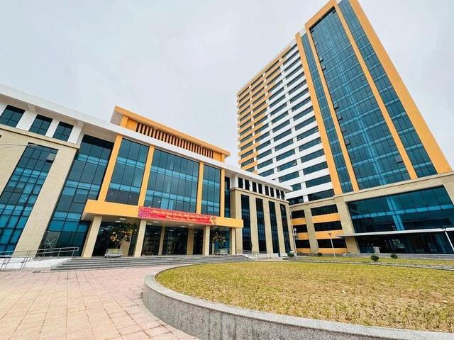 Điều tra vụ hiệu trưởng trường cao đẳng nhảy lầu tự tử