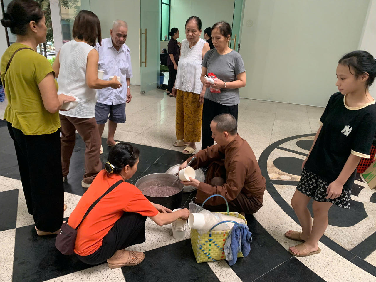 Ấm lòng ngày lũ