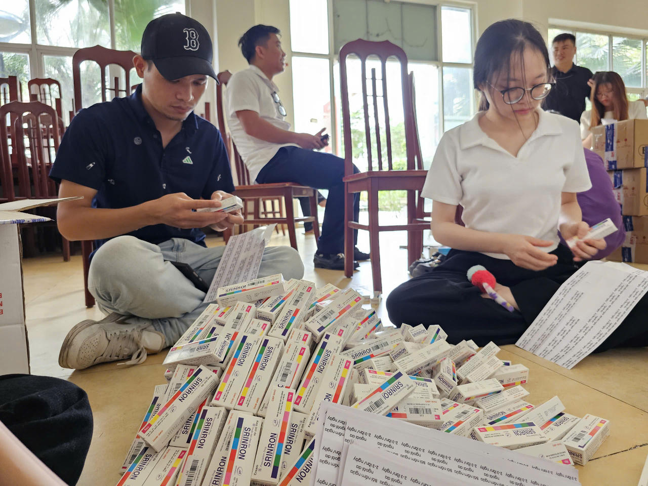 Nhà thuốc Long Châu đồng hành cùng Báo Pháp luật Việt Nam cứu trợ vùng lũ