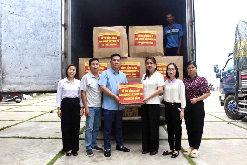 Báo Pháp luật Việt Nam trao quà động viên công chức, viên chức Sở Tư pháp, Cục THADS tỉnh Yên Bái